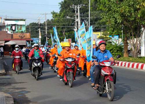 Đoàn viên, thanh niên diễu hành trên các tuyến đường tuyên truyền tiết kiệm điện